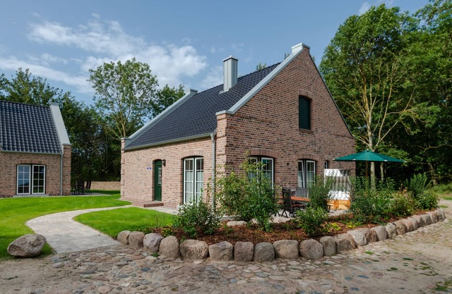 Hermosa casa de vacaciones con terraza, silla de playa, chimenea y sauna finlandesa.