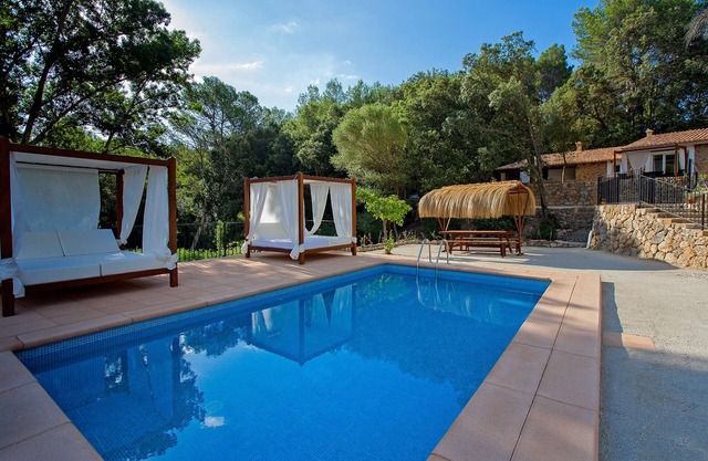 Hermosa casa de vacaciones con piscina privada en Binibona en el borde de las montañas de Tramuntana