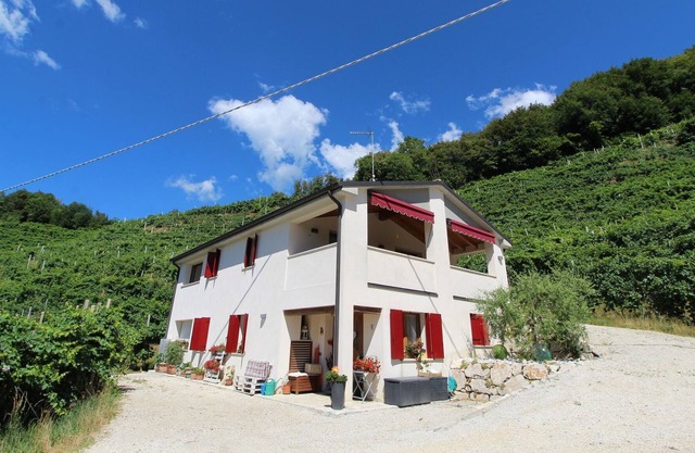 Hermosa casa de vacaciones en Miane con terraza