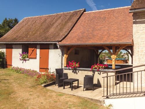 Beautiful holiday home near lake and forest