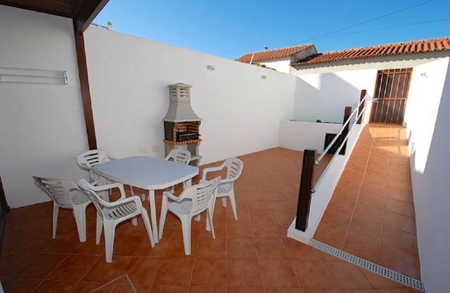 Hermosa casa con interiores de madera, cerca de playas y campos de golf