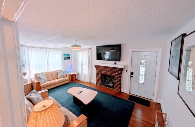 Beautiful Home 1 mile from High Point University. Beautiful Home 1 mile from High Point University.