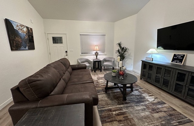 Beautiful Home Close to River Parks , Airport & Downtown. Pet-Friendly!