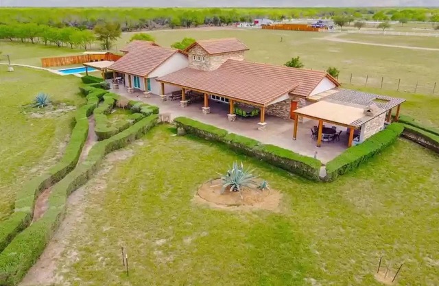 Beautiful Home in a 8 acre Ranch near to the city.