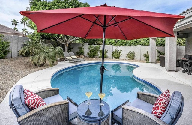 Hermosa casa en una ubicación conveniente con piscina privada.