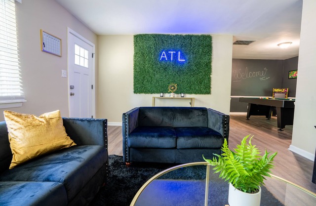Beautiful Home in Decatur w/ game room. 12 min from Downtown.18 min from Airport