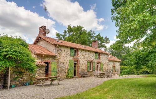 Beautiful Home In Nieul Le Dolent With Wifi