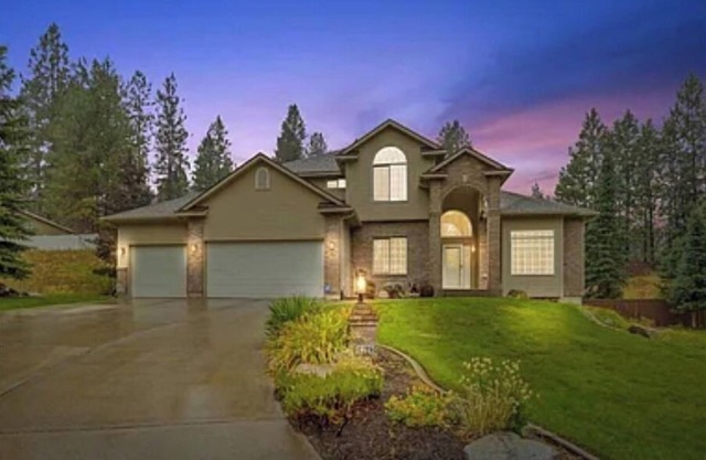 Beautiful Home in Higher End Neighborhood Quiet Location