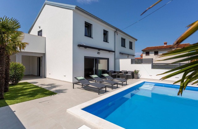 Hermosa casa en Njivice con cocina.