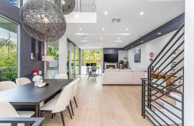 Beautiful home in Prime Weho w/Private Rooftop Spa! Incl. Parking/Laundry/Wifi