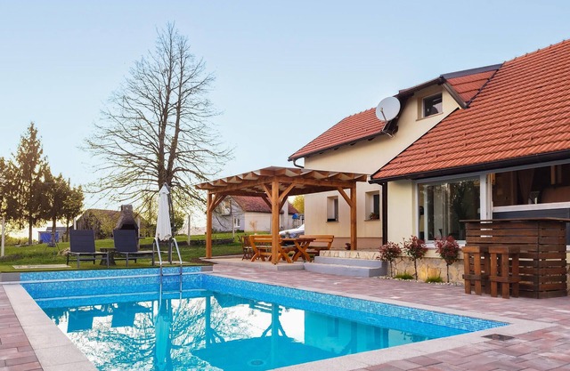 Hermosa casa en Pregrada con cocina.