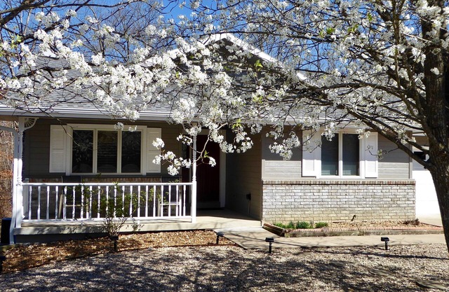 Hermosa casa en vecindario arbolado