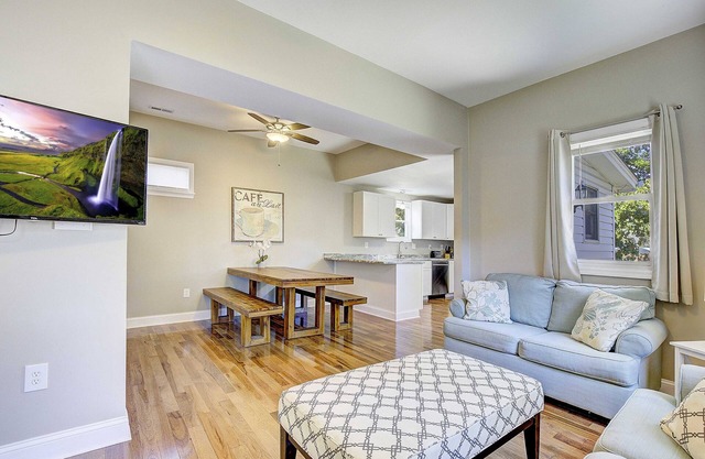 Beautiful home in walkable beach town near DC & Herrington Harbor Yacht Club!