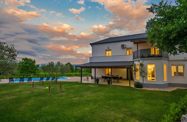 Hermosa casa en Zmijavci con WiFi