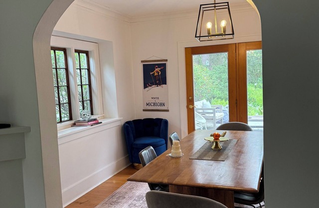 Charming home near Reeds Lake, Aquinas College, Downtown GR and Medical Mile