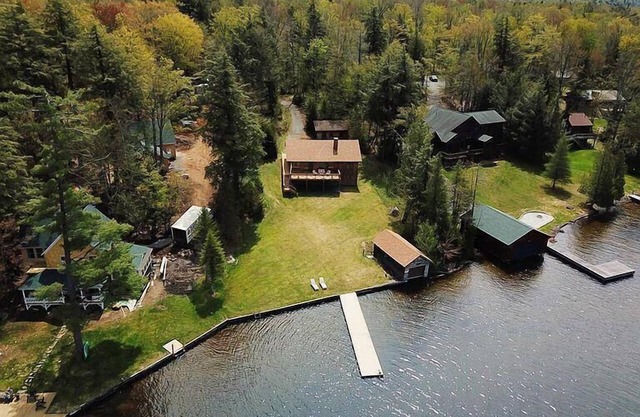 Hermosa casa en 4th Lake con magníficas vistas al lago y muelle privado