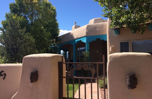 Hermosa casa, vistas espectaculares, cerca del centro de Taos y el valle de esquí, bañera de hidromasaje