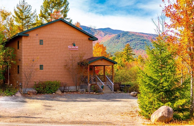 Marble Mountain Chalet: Lujo, Jacuzzi, Se admiten perros, 1. 9 millas de Whiteface, Vistas a la montaña, capacidad para 12 personas, sauna y chimenea