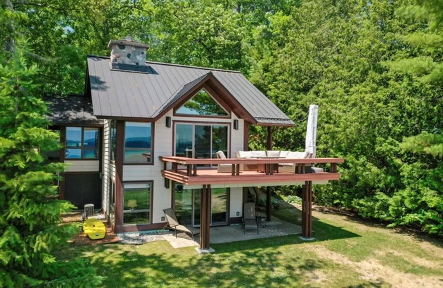 Beautiful Home w/ 2 fireplaces, Deck, and 75ft of Private Higgins Lake Frontage