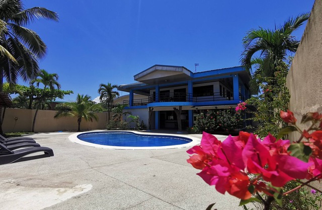 Hermosa casa con playa privada y piscina: ¡conéctate con la naturaleza y relájate!