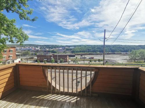 Beautiful Home with Gym, Free WIFI & Backyard