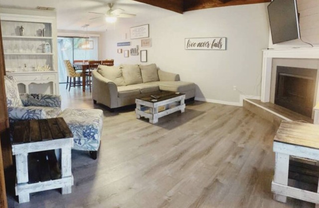 Beautiful home with huge backyard close to siesta key beach