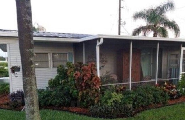Beautiful Home with screened in porch on the Manatee River