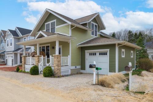 Beautiful home with year round swimming and hot tub!