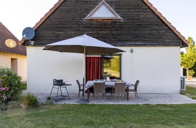 Beautiful holiday home on holiday park with pool in the Lot