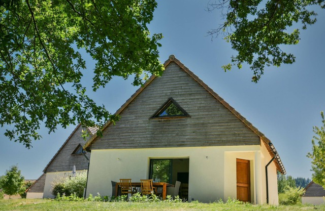Beautiful house on holiday park with pool