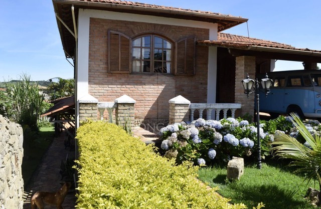 Hermosa casa con amplia área, barbacoa y estufa de leña.