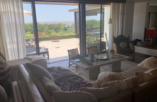 Hermosa casa en barrio exclusivo, impresionantes vistas, gran terraza, piscina.
