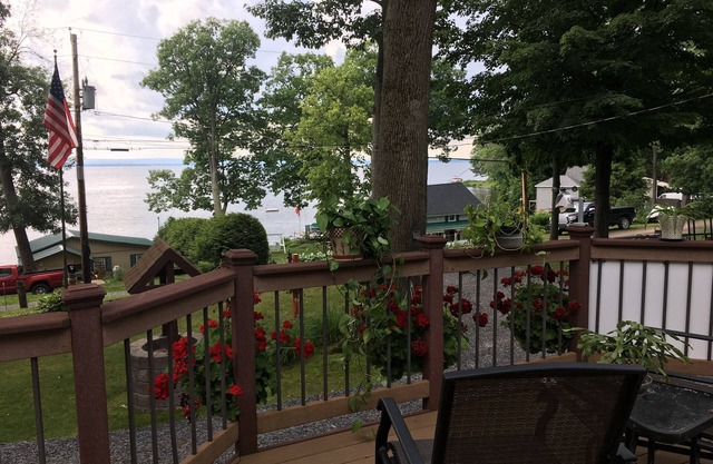 Beautiful House at Oneida Lake. Close to Boat Launch. Back patio with hot tub.