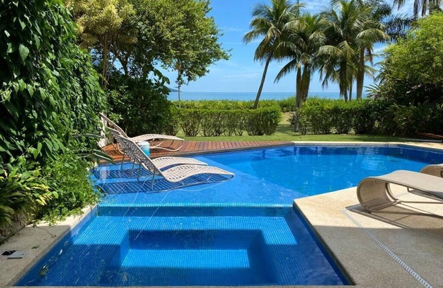 Beautiful House facing the sea in an exclusive condominium, paradisiacal beach