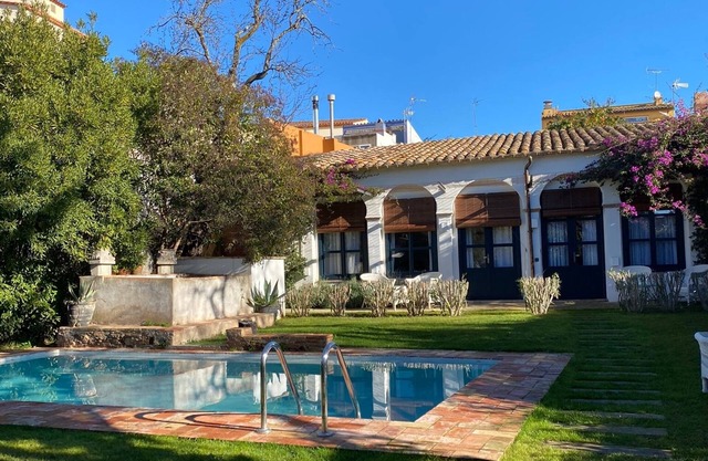 Casa mediterránea con piscina y bonito jardín