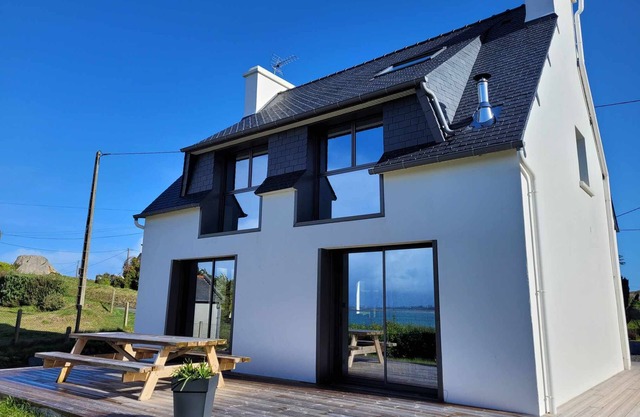 Beautiful house in front of the sea. Direct Access to the beach