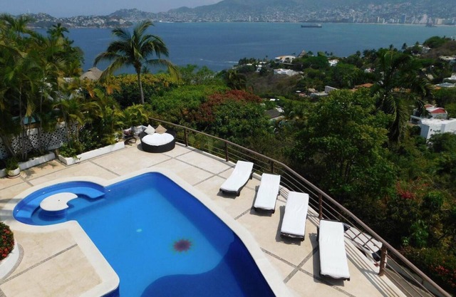 Hermosa casa en Las Brisas con terraza doble y vista al mar.