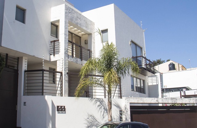 Hermosa Casa En Un Barrio Residencial / Hermosa casa en zona residencial