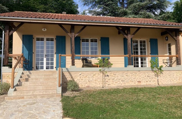 Beautiful house in the heart of the Périgord Noir 4 km from Le Bugue. Sleeps 4