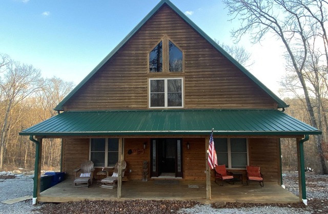 Beautiful house in tranquil setting by the banks of Lake Cumberland