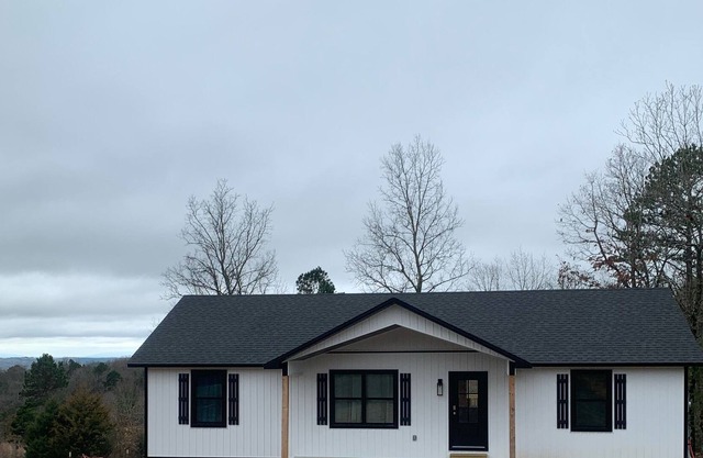 Beautiful house located 2 mins. From the Ozark National Forest