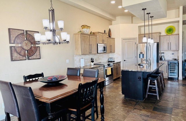 Beautiful House on a Golf Course by Mesquite Vacation Rentals: Magnificent views overlooking the 10th tee box, walk to Falcon Ridge Clubhouse with $510 in free daily activities!