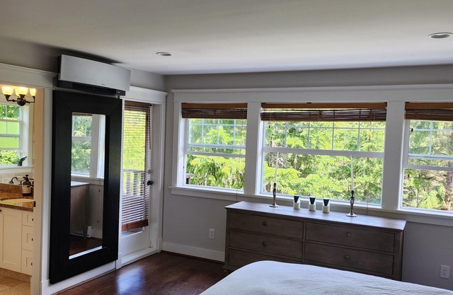 Beautiful House on Bowen Island. Pets Welcome!