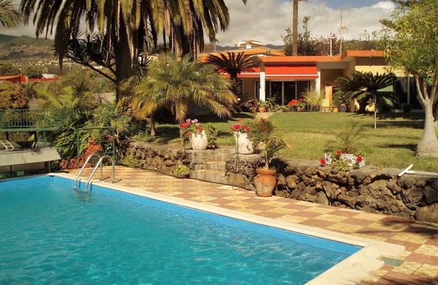 Hermosa casa en el lado soleado de la isla, trop. Estacione u. Piscina