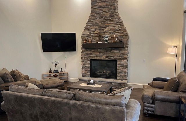 Beautiful House perfect for multi-family vacationers. Pool/Hot-Tub!