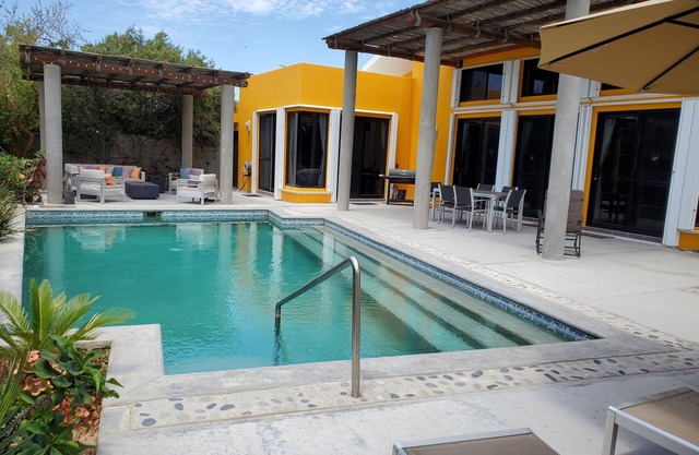 Hermosos apartamentos de 2 habitaciones, además de una cama alta tipo loft, 2. 5 baños, piscina privada y patio