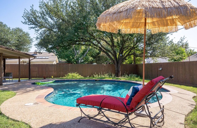 Beautiful House w/ Big Fenced Private Yard, Private Pool, & Quiet Location