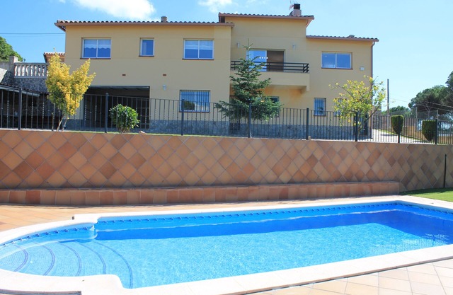 VILLA GALICIA! con piscina, barbacoa, billar, futbolín. A 5kmde Lloret de Mar.