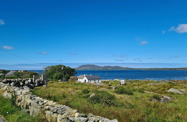 Beautiful house with stunning views of the sea and mountains