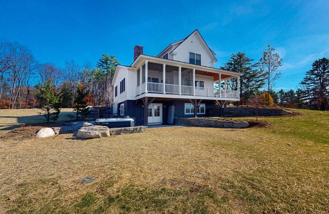 Beautiful house w/ mountain views, hot tub, fireplace, air hockey, bbq, a/c